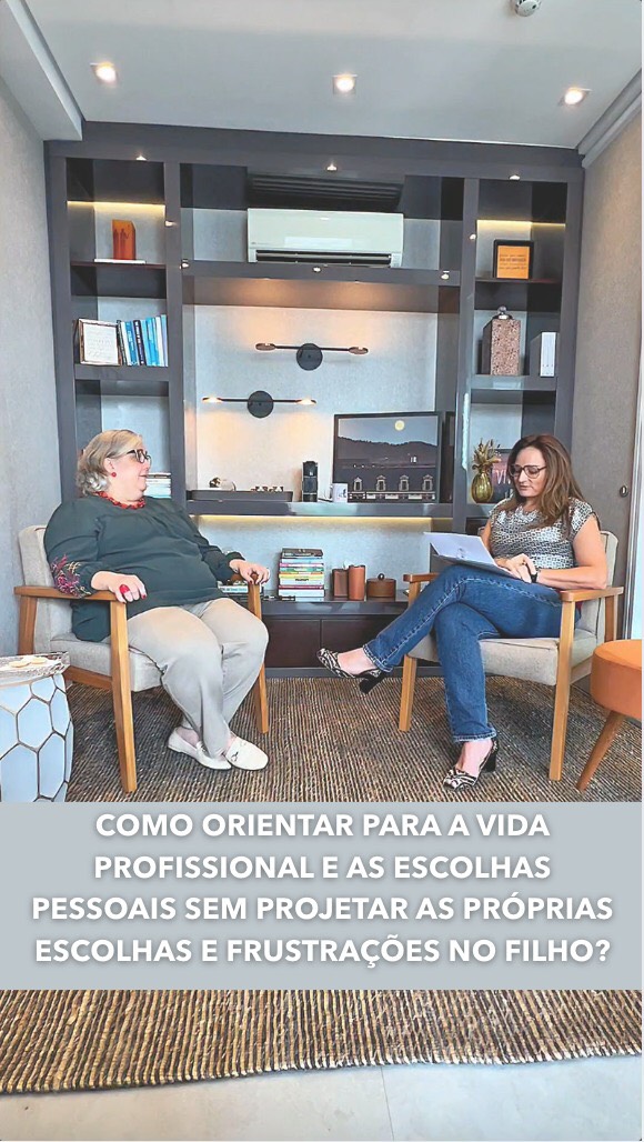 Como orientar sem projetar?

Nessa reta final do ano, muitos pais vivem um turbilhão de emoções junto com os filhos que estão prestes a escolher seus caminhos.

Entre o desejo de apoiar e o medo de errar, surge um desafio delicado: como ajudar sem decidir por eles?

A vontade de ver o filho bem pode, sem querer, se misturar com as nossas próprias histórias — sonhos que não vivemos, caminhos que não escolhemos, certezas que pareciam seguras na nossa época. Mas cada geração precisa construir o próprio mapa.

Mais uma vez, a @claualaminos nos convida a refletir sobre como passar por essa conversa com mais abertura e leveza.

Dessa vez respondemos a pergunta da @silviapaivaramos 

#Loite #Adolescência #EscolhasProfissionais #Parentalidade #Autonomia #Propósito #OrientaçãoVocacional #LoiteEClaudiaAlaminos #vestibular #enem
